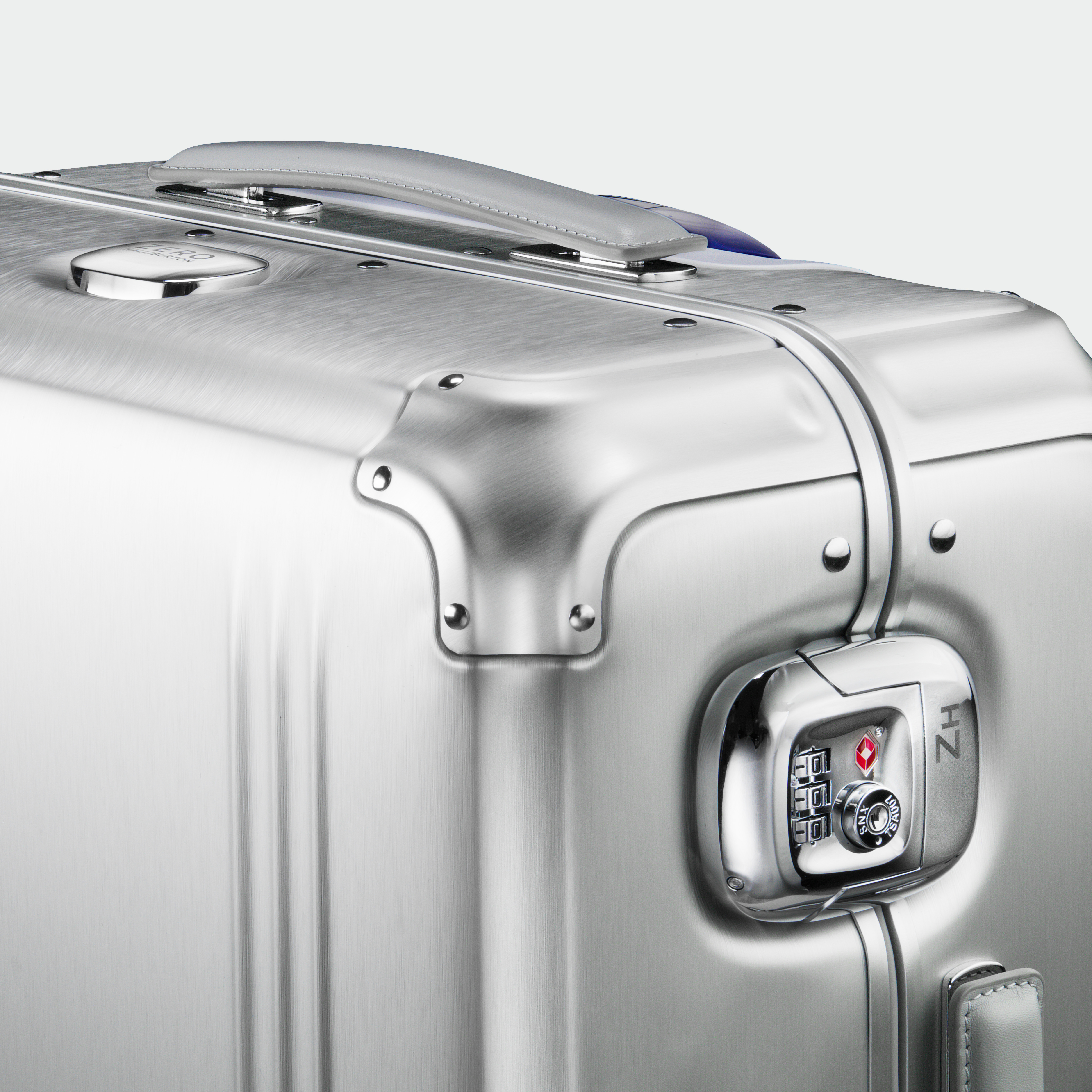 zero_22_continental_carry_on_silver_aluminum_texture